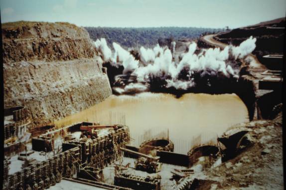 Grande explosão para a construção da Usina de Itaipu, em Foz do Iguaçu, fronteira de Brasil e Paraguai